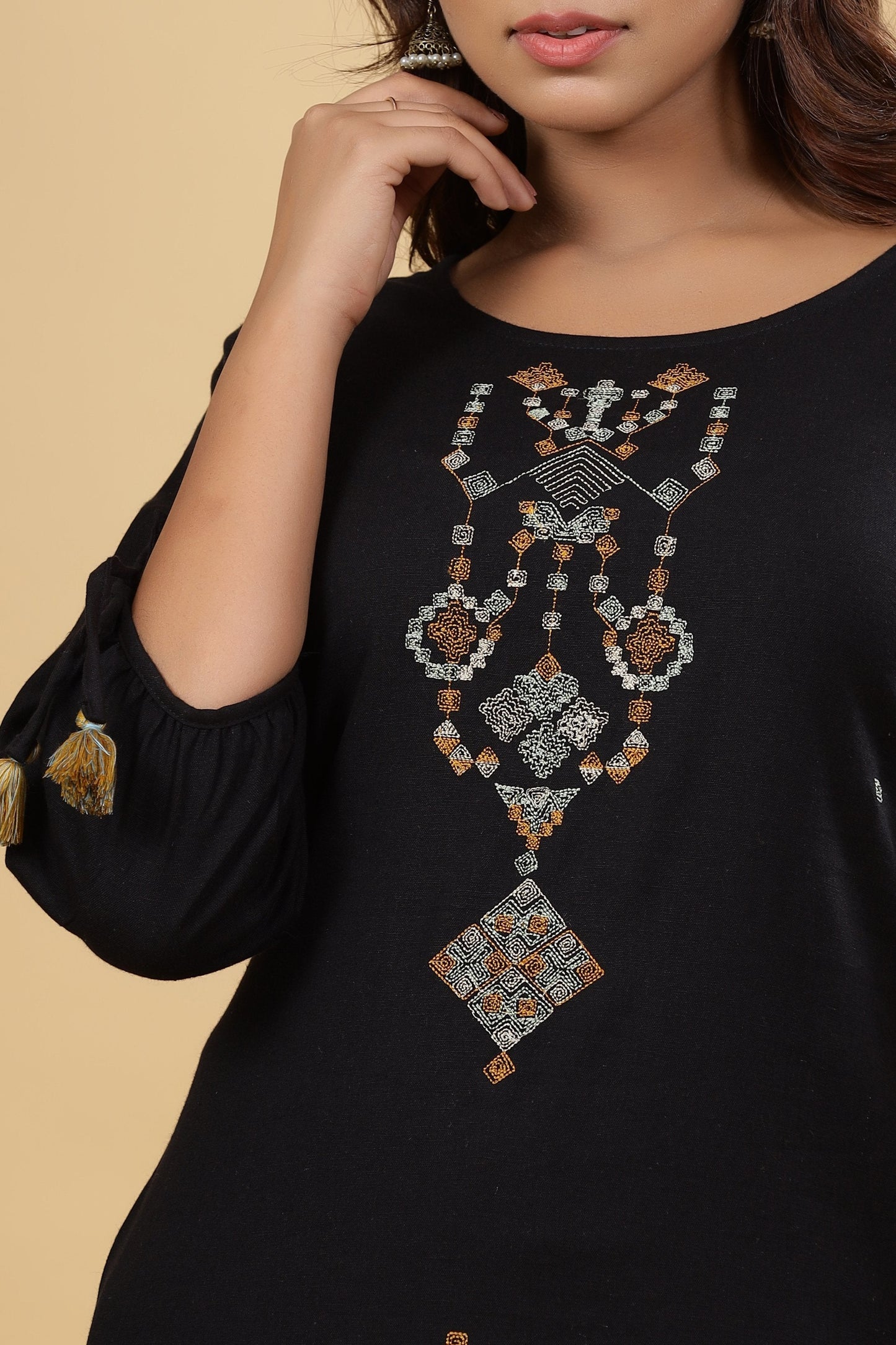 Women's Black Solid Embroidered Kurta Set