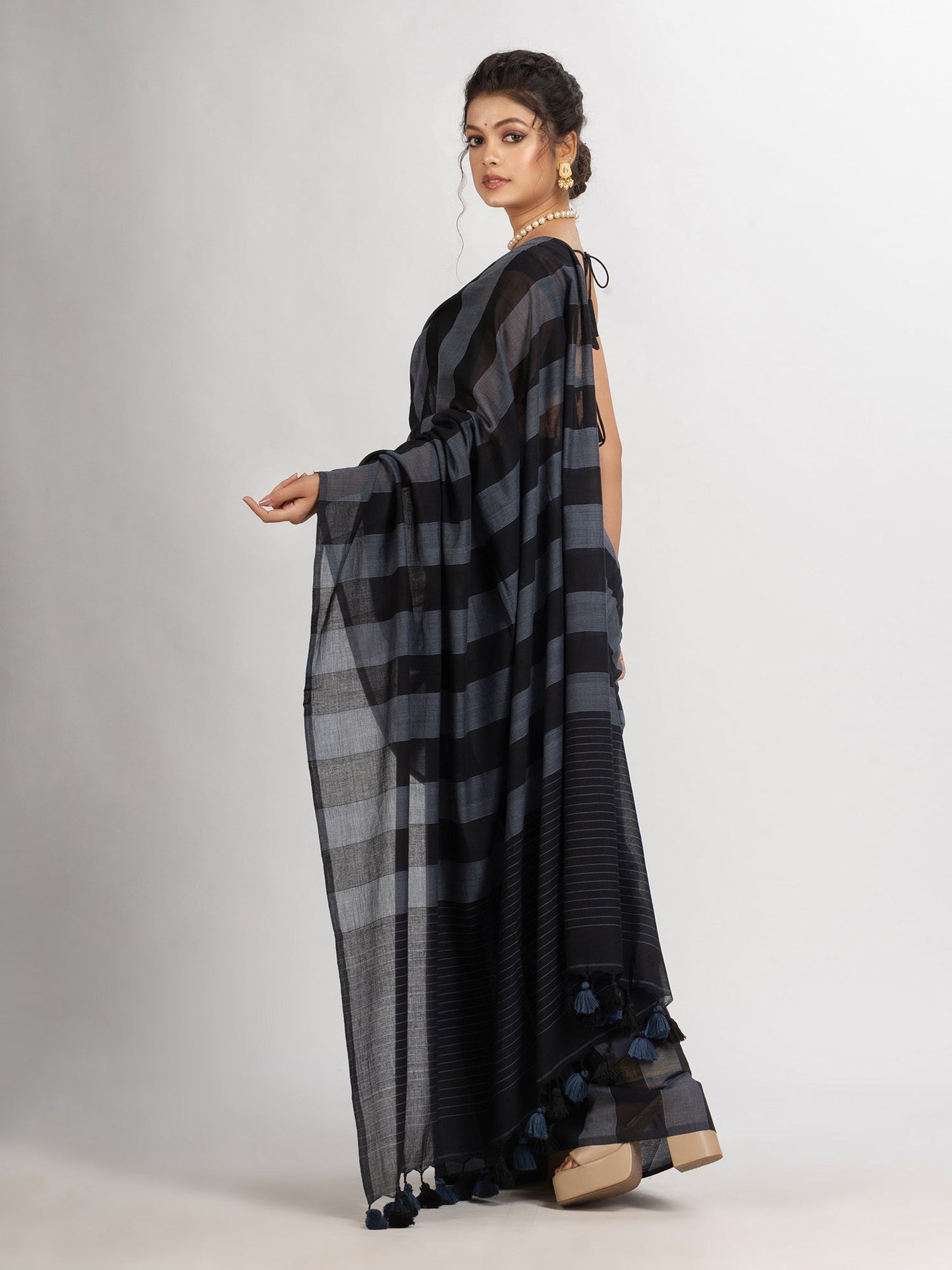 Women's Gray And Black Stipe Handwoven Cotton handloom Saree