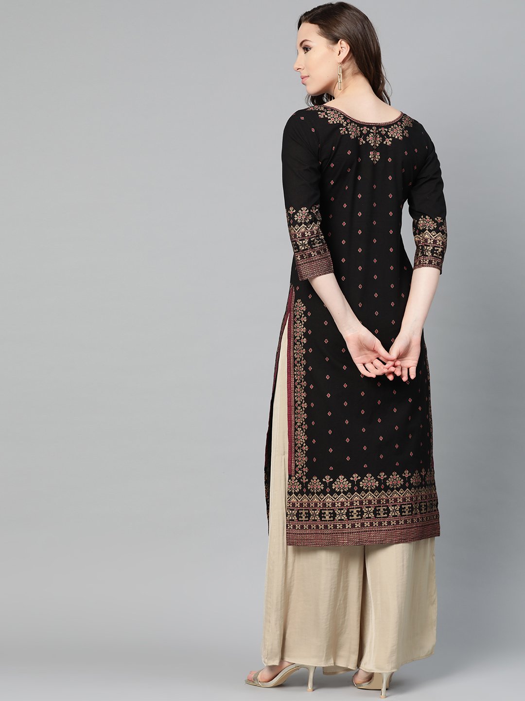 Women's Black & Gold Geometric Printed Kurta With Round Neck & 3/4 Sleeves