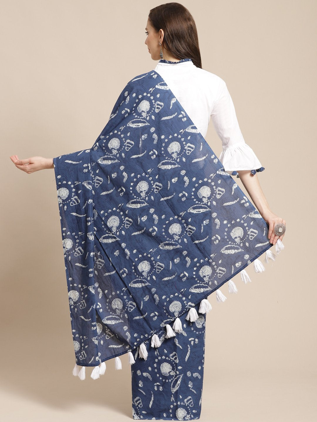 Women's White Printed Saree With Solid White 3/4Th Sleeve Bell Sleeve Blouse