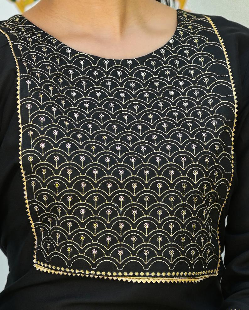 Women's Black Solid Embroidered Kurta Set