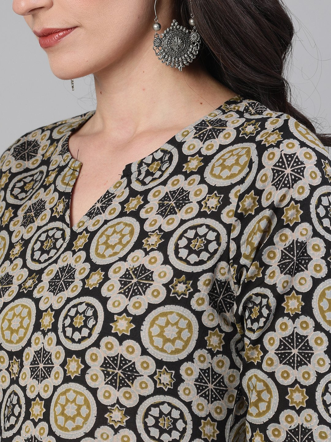 Women's Black And Greenthree-Quarter Sleeves Straight Kurta With Palazzo With Pockets And Face Mask