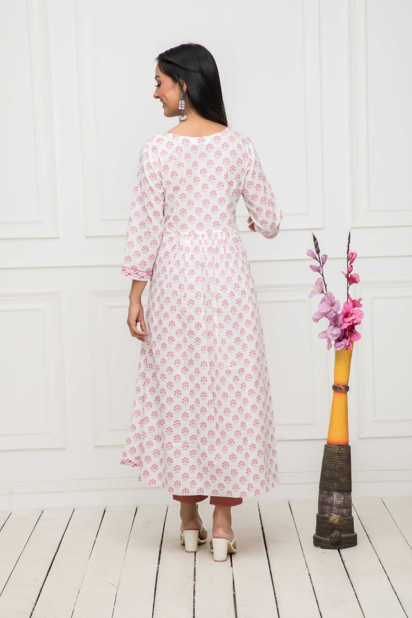 Women's White Floral Rayon Straight Round Neck Kurtas