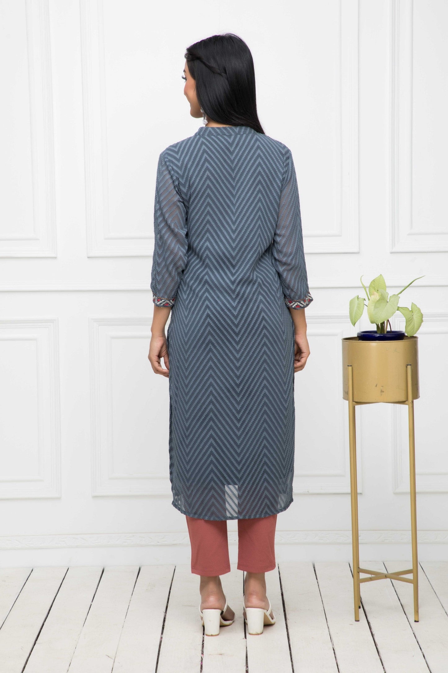 Women's Grey Solid Georgette Straight V-Neck Kurtas