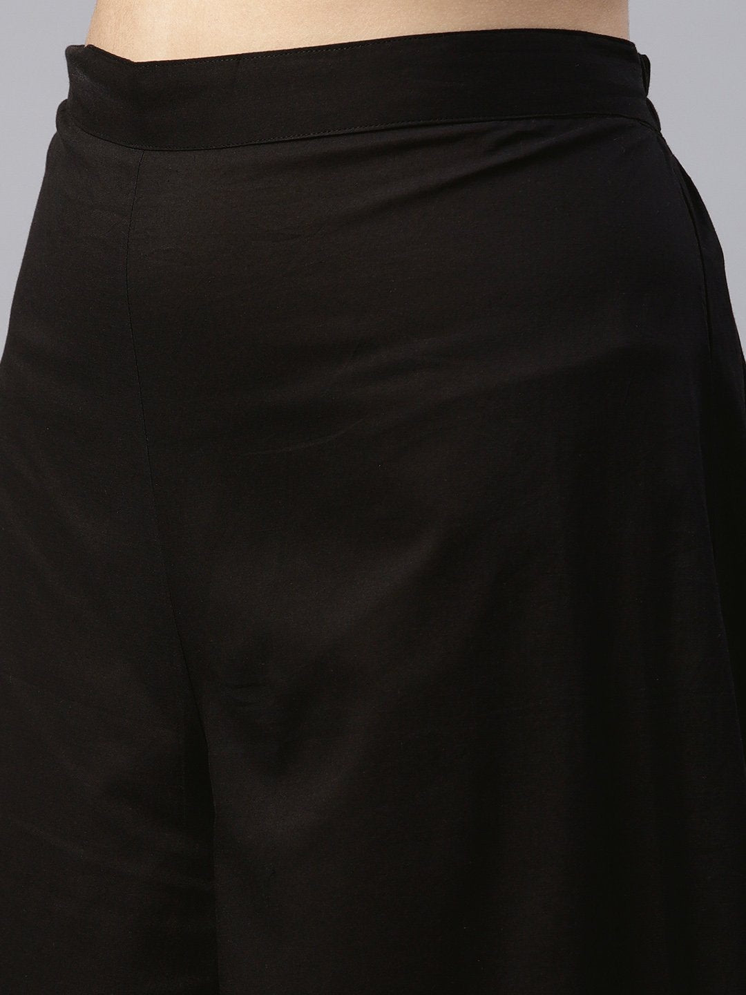 Women's Black Round Neck Kurta With Frond Emblishment And Palazzo