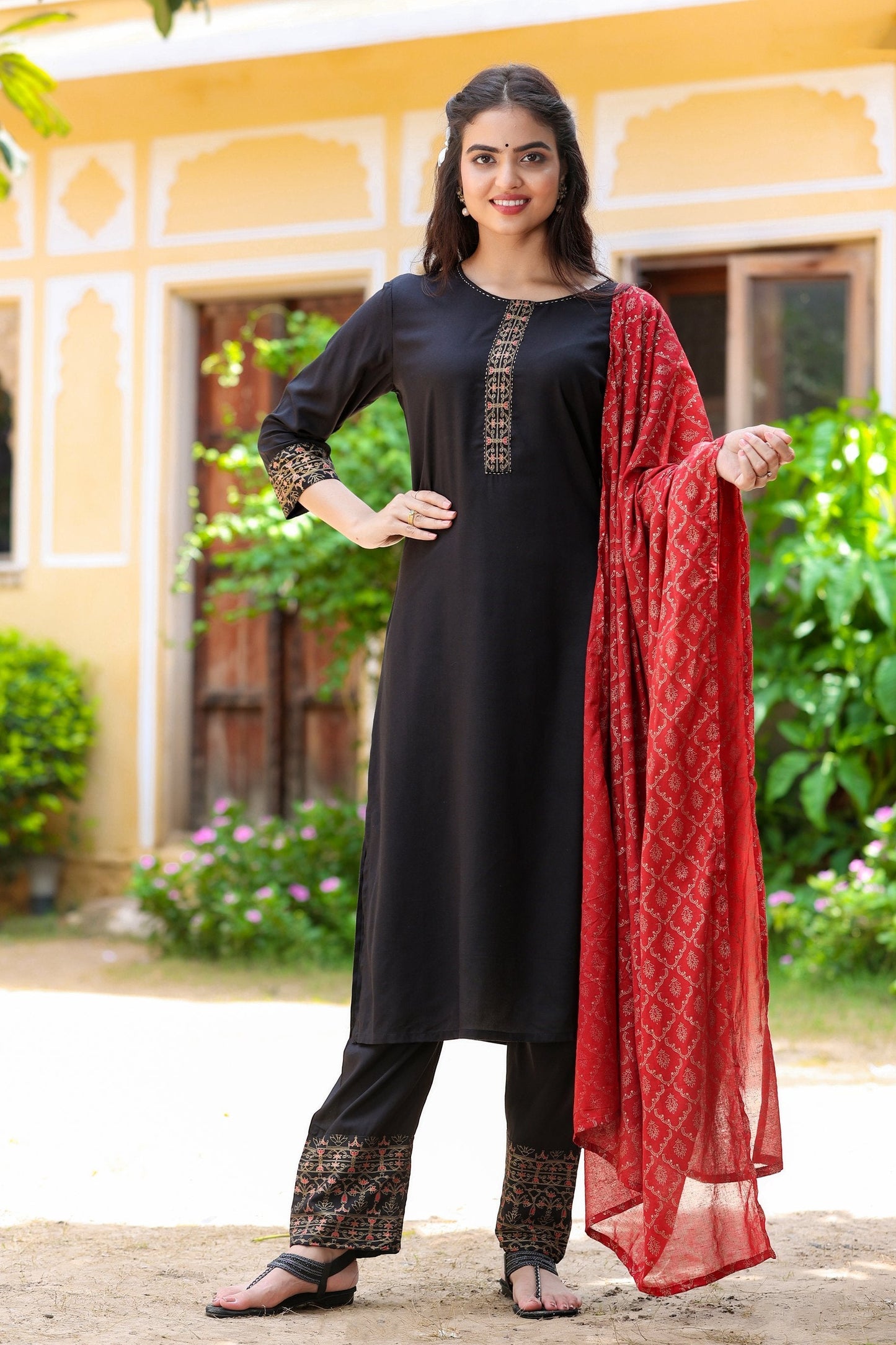 Women's Black & Red Solid Kurta Set