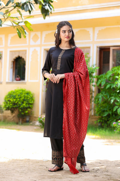 Women's Black & Red Solid Kurta Set