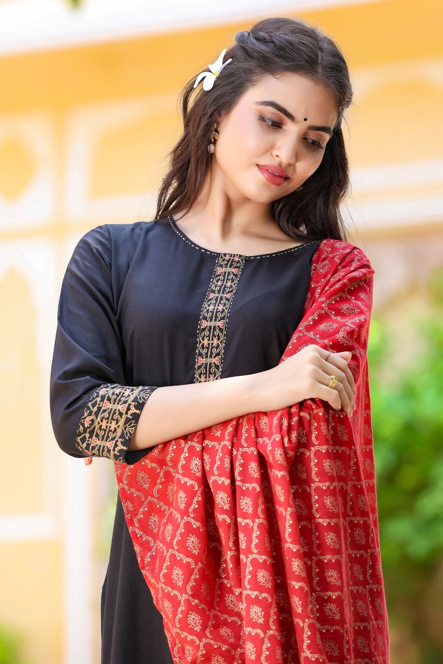 Women's Black & Red Solid Kurta Set