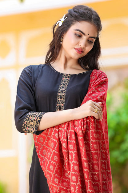 Women's Black & Red Solid Kurta Set