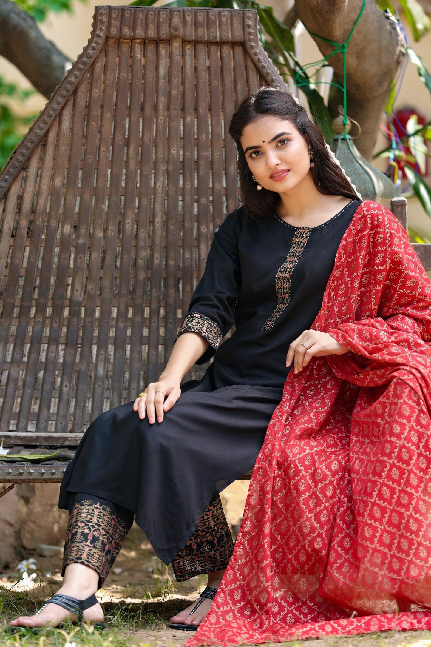 Women's Black & Red Solid Kurta Set