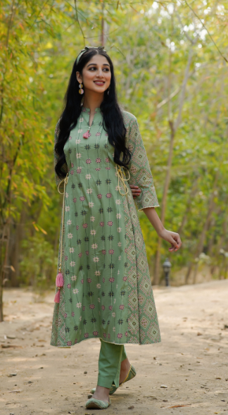 Women's Pistagreen Cambric Mexican Print Pleated Yoke Kurta Kurta With Mask