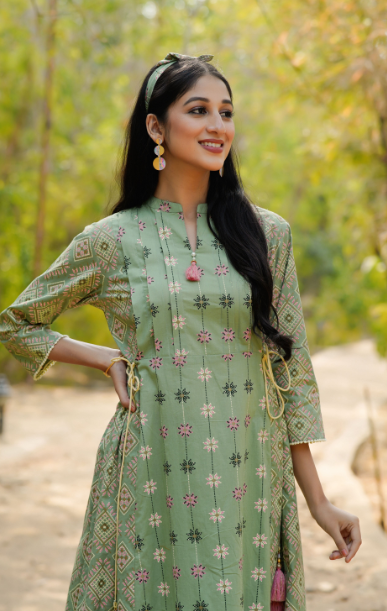 Women's Pistagreen Cambric Mexican Print Pleated Yoke Kurta Kurta With Mask