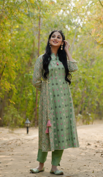 Women's Pistagreen Cambric Mexican Print Pleated Yoke Kurta Kurta With Mask