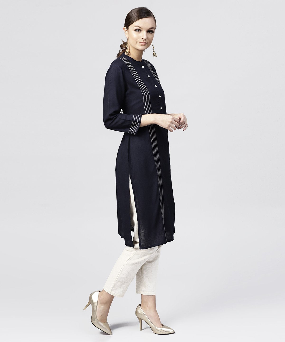 Women's Navy Blue Round Neck Kurta With 3/4 Sleeves And Front Placket