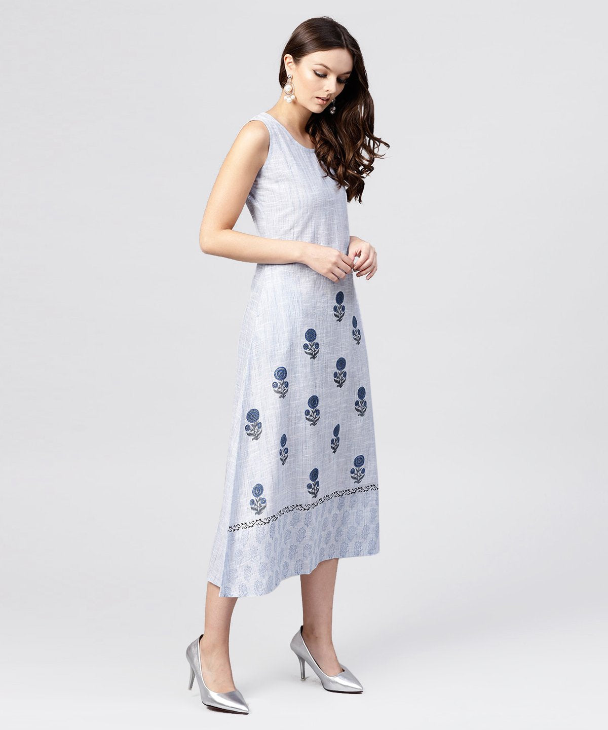 Women's White  Sleeveless A-Line Kurta With Round Neck