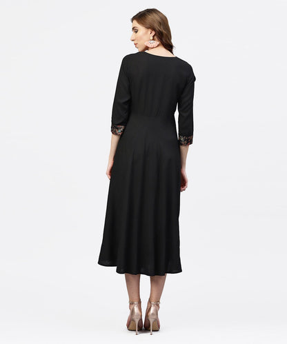 Women's Black Printed Maxi Dress With Round Neck And Full Sleeves