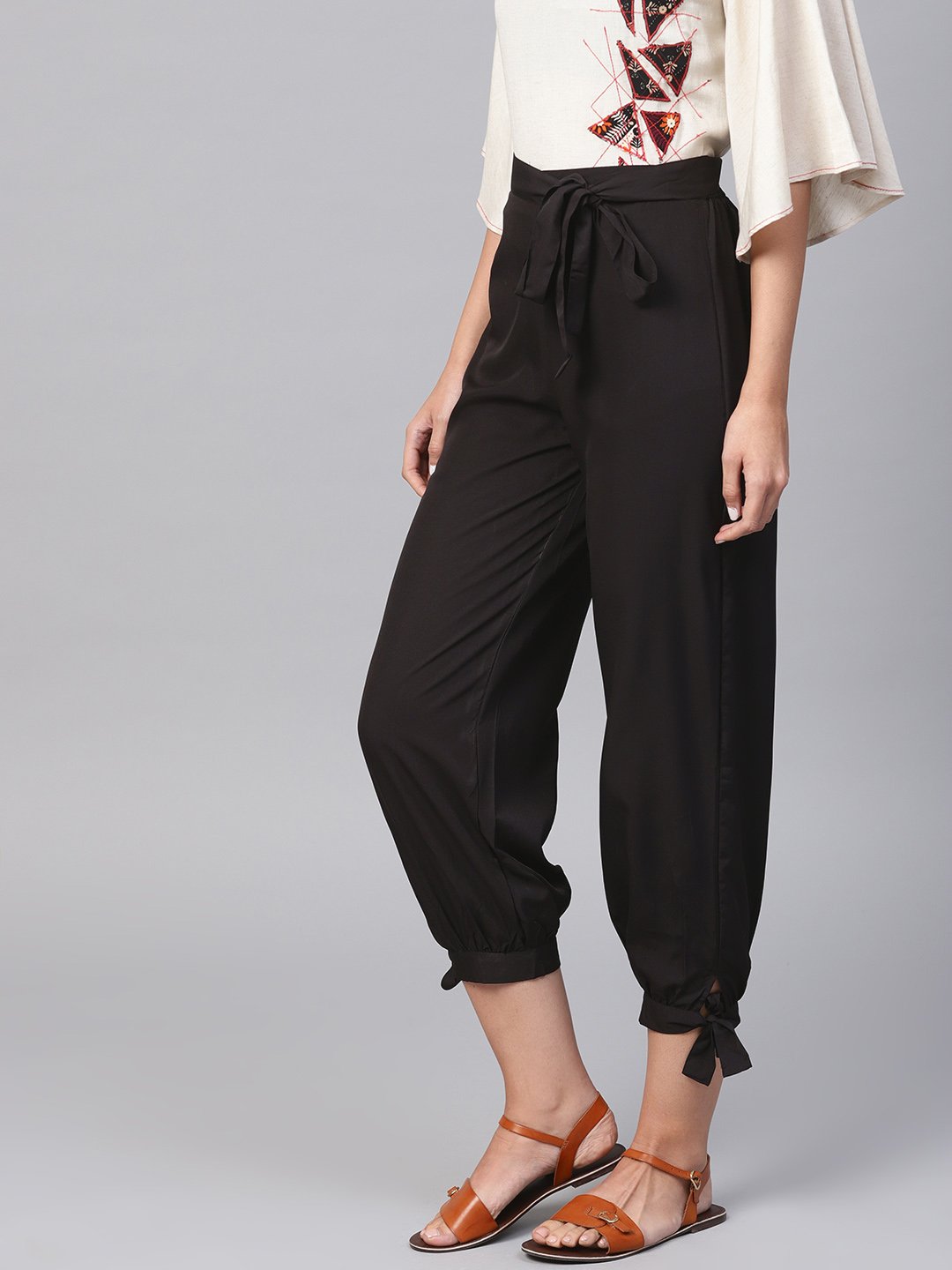 Women's Solid Black Knot Style Capri Pant