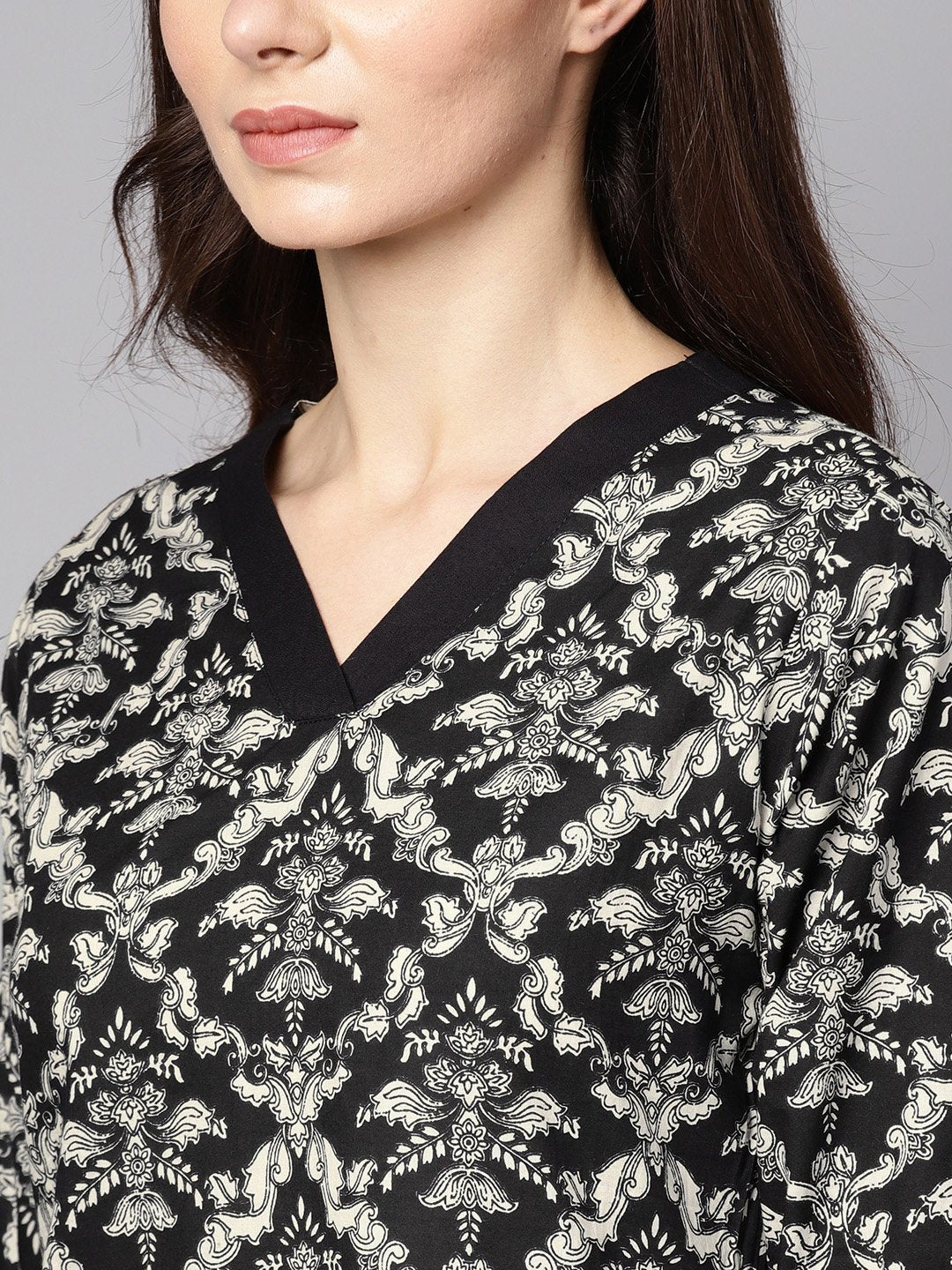 Women's Black & White Floral Printed Kurta Set With Pants