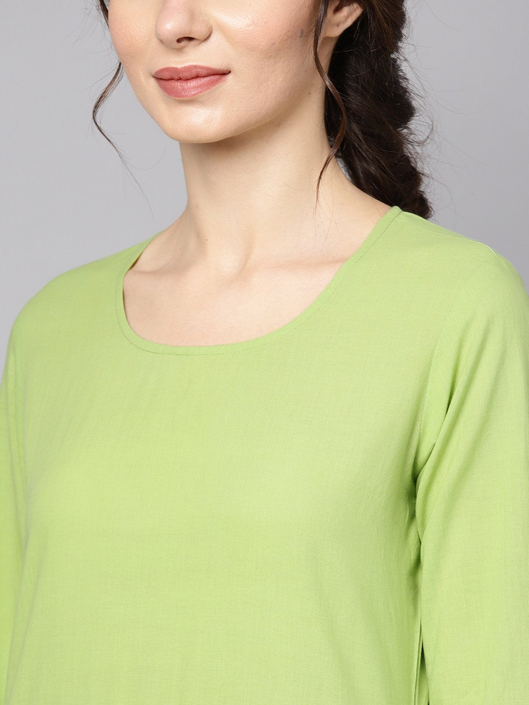 Women's Pastel Green Round Neck Kurta With Rayon Printed Stole