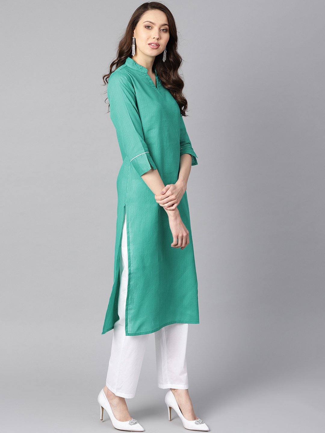 Women's Solid Green Tagai-Work Straight Kurta With Detailing On The Cuff With White Straight Pants