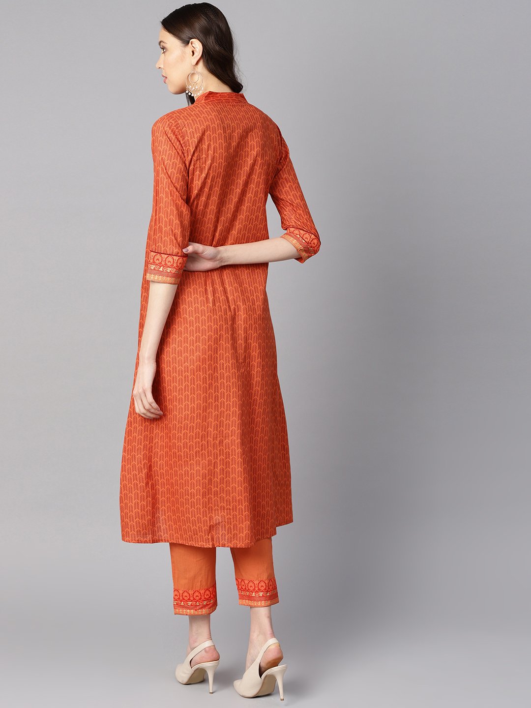 Women's A Line Pleated Kurta With Border Detailing On The Sleeves With Straight Solid Pants
