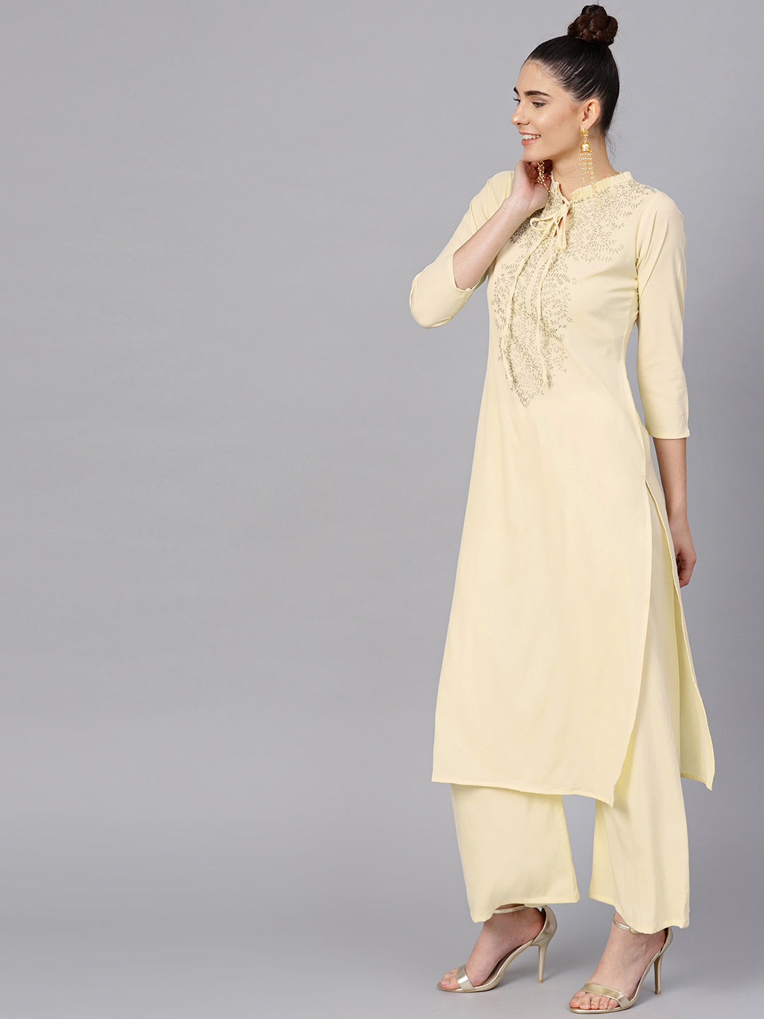 Women's S Cream Straight Kurta Sets