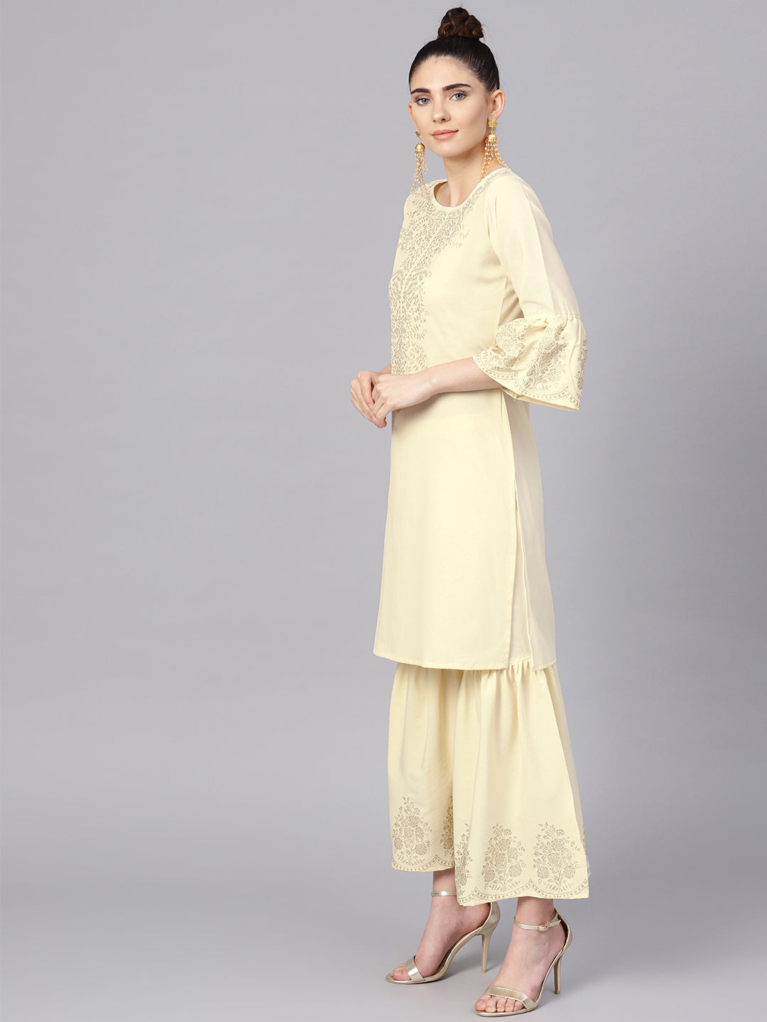 Women's S Cream Straight Kurta Sets