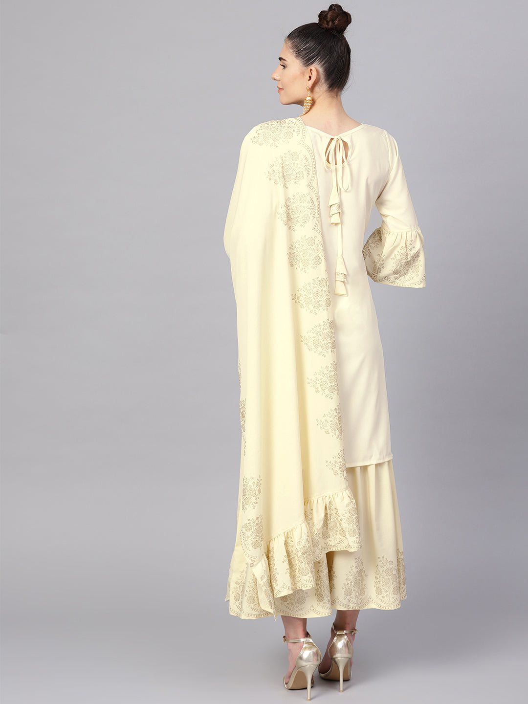 Women's S Cream Straight Kurta Sets