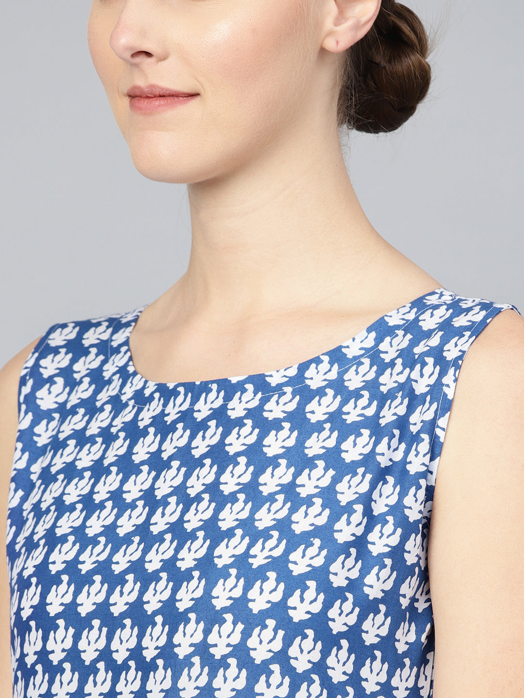 Women's Blue And White Cotton Straight Printed Kurta With Pant
