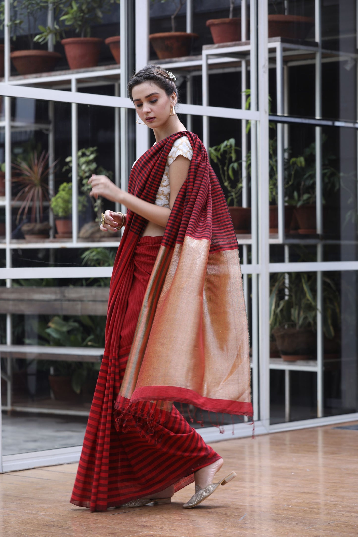 Women's Red black handwoven cotton saree