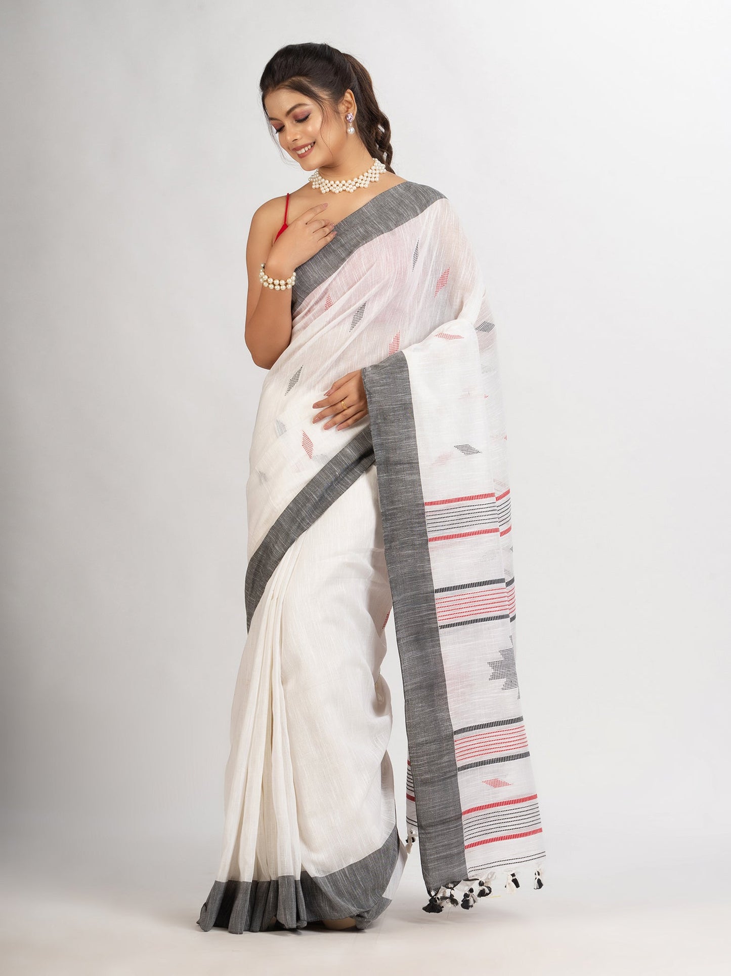 Women's White Handwoven Cotton Jamdani handloom Saree