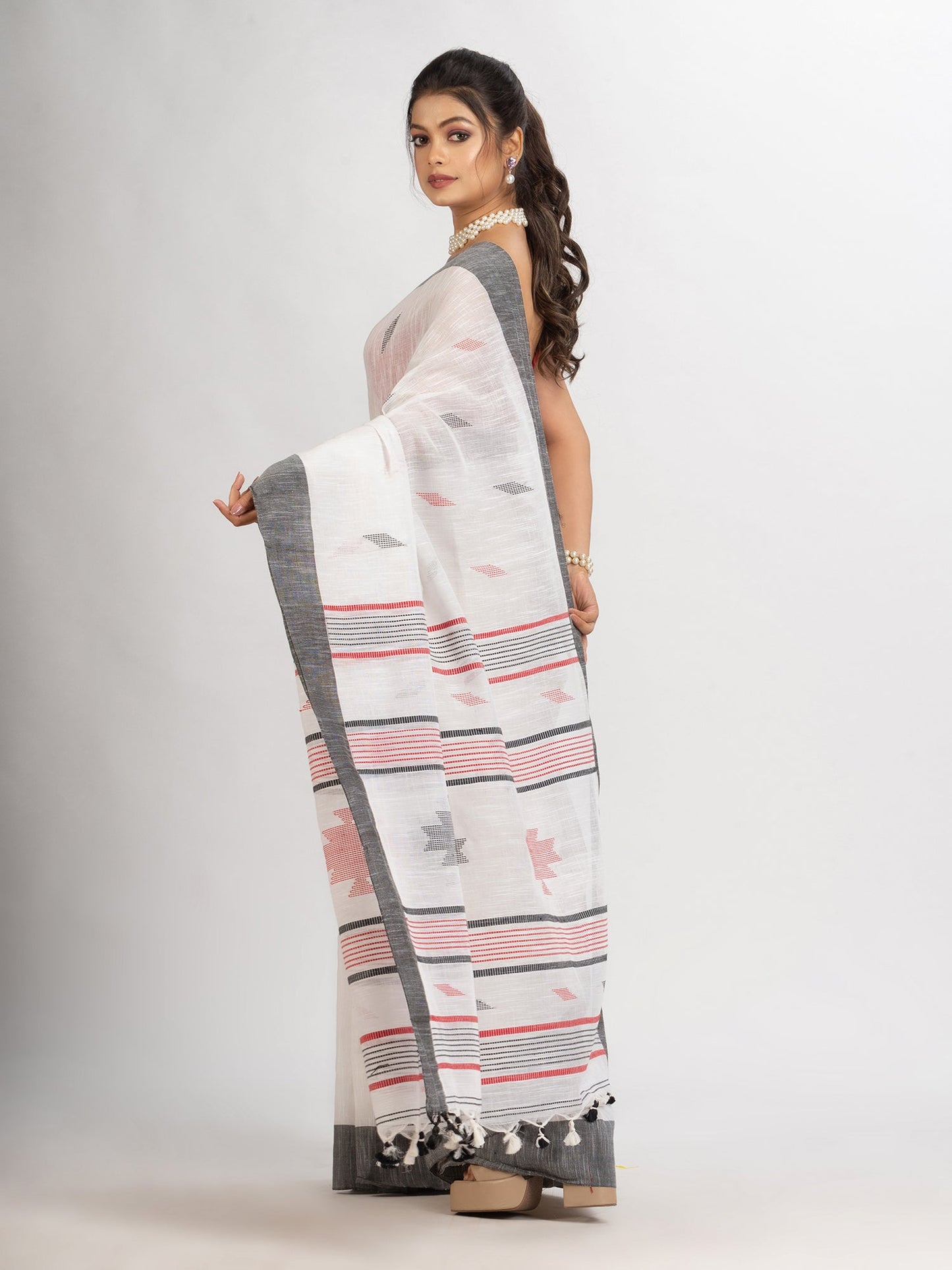 Women's White Handwoven Cotton Jamdani handloom Saree