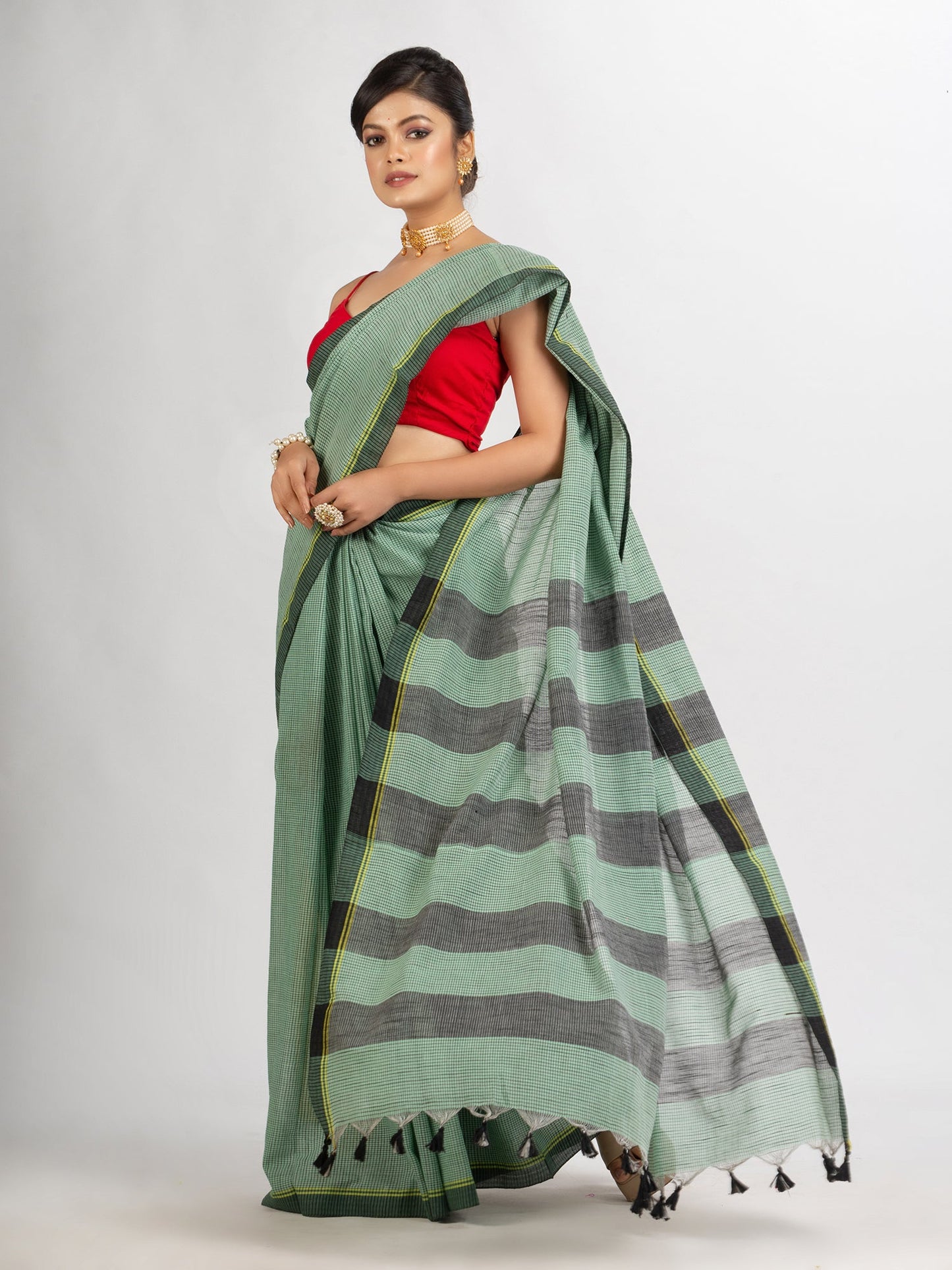 Women's Green And Black Cotton Check Handloom Saree