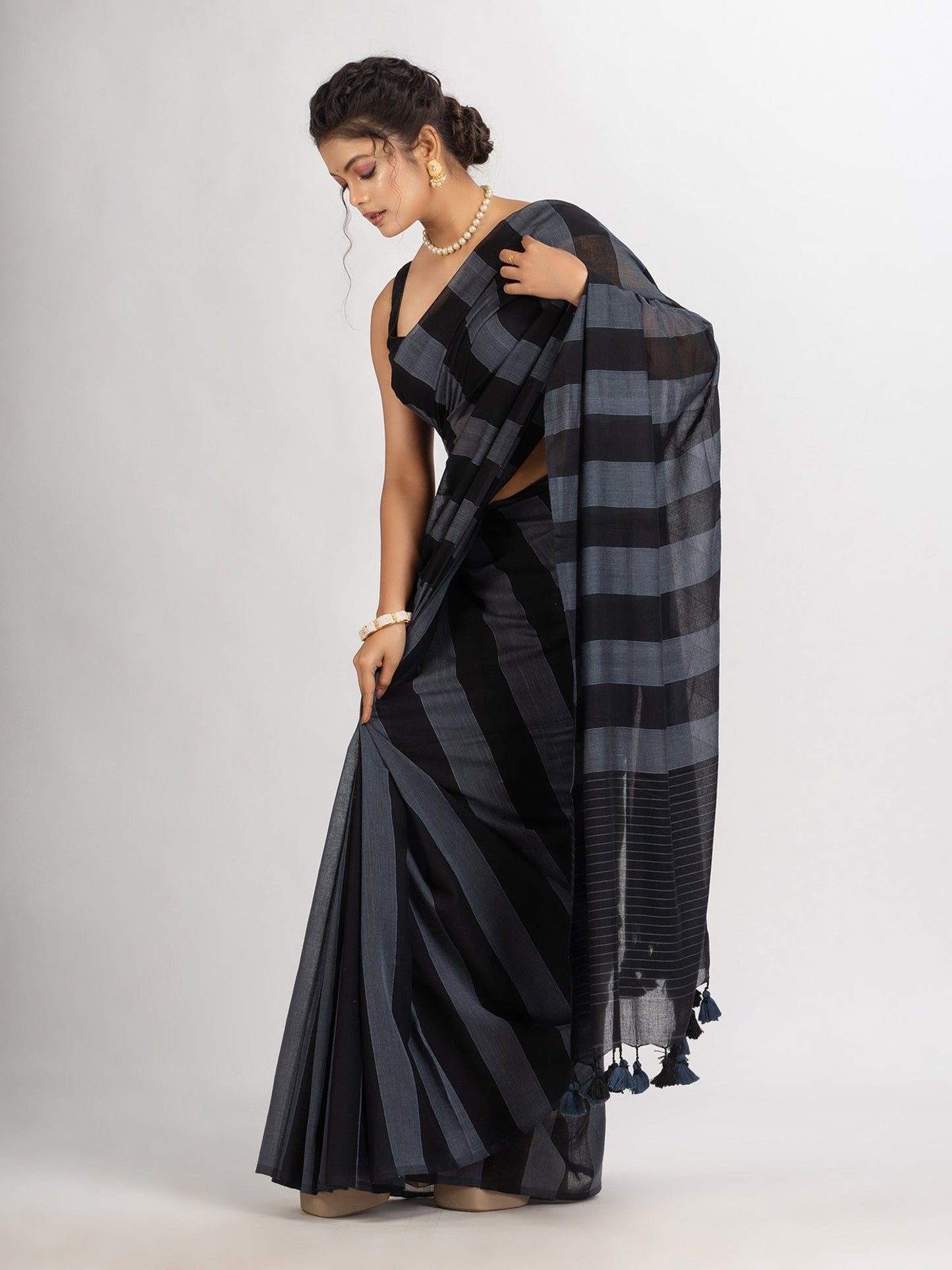 Women's Gray And Black Stipe Handwoven Cotton handloom Saree