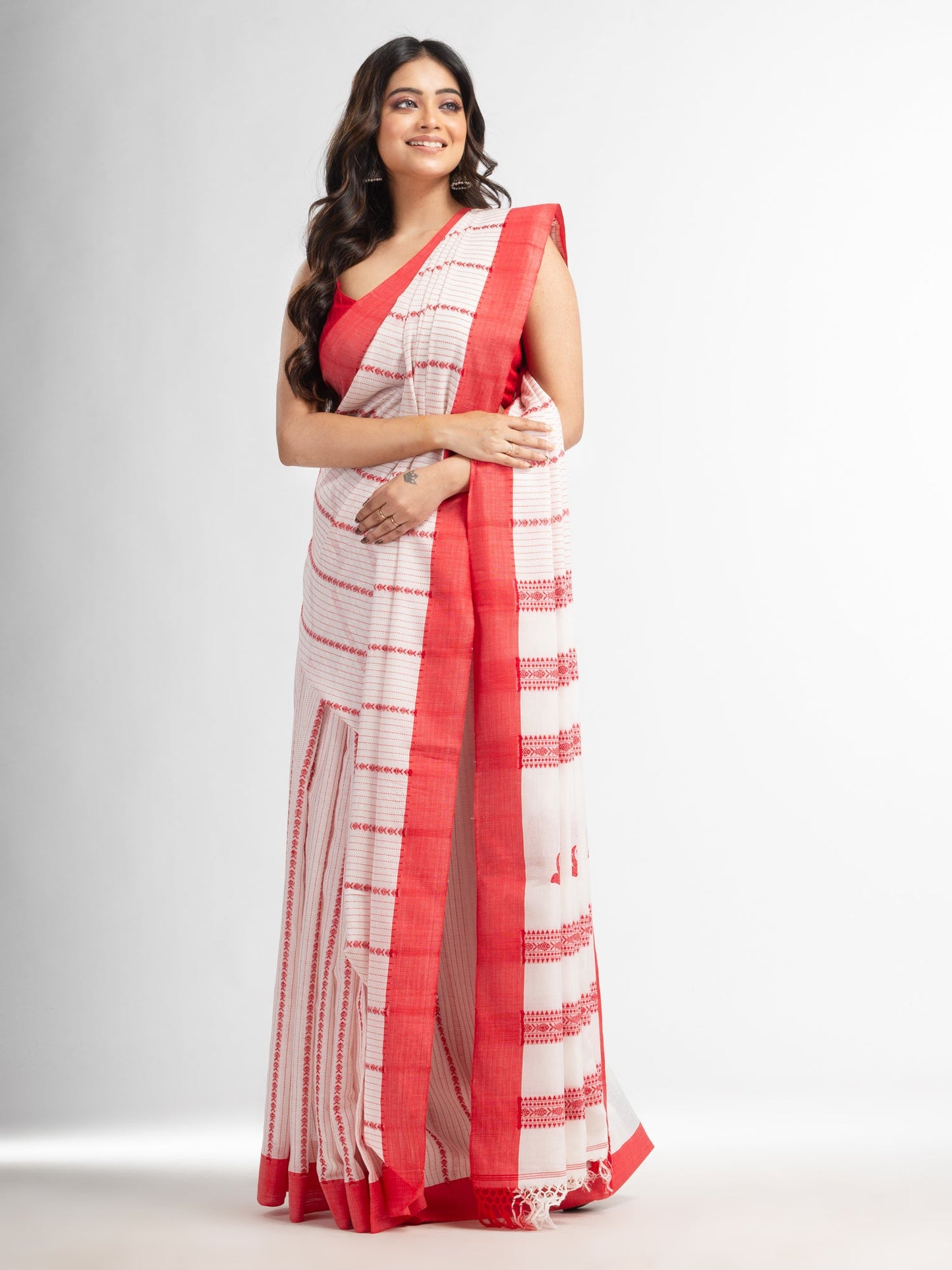 Women's white all body small fish design with fish design pallu in solid border handwoven cotton saree