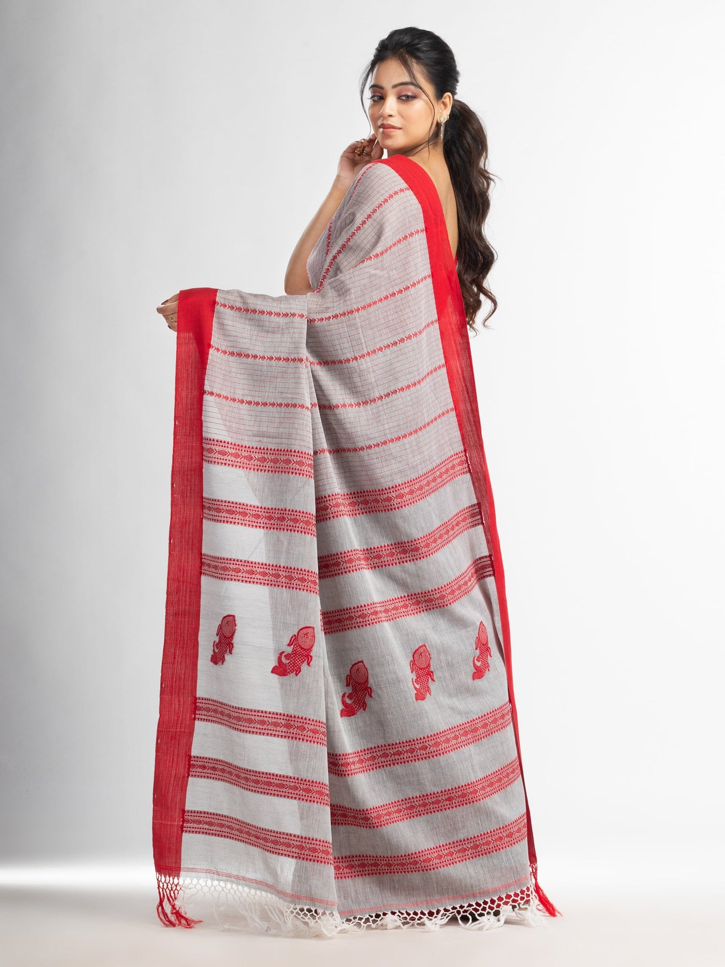 Women's Grey all body small fish design with fish design pallu in solid border handwoven cotton saree