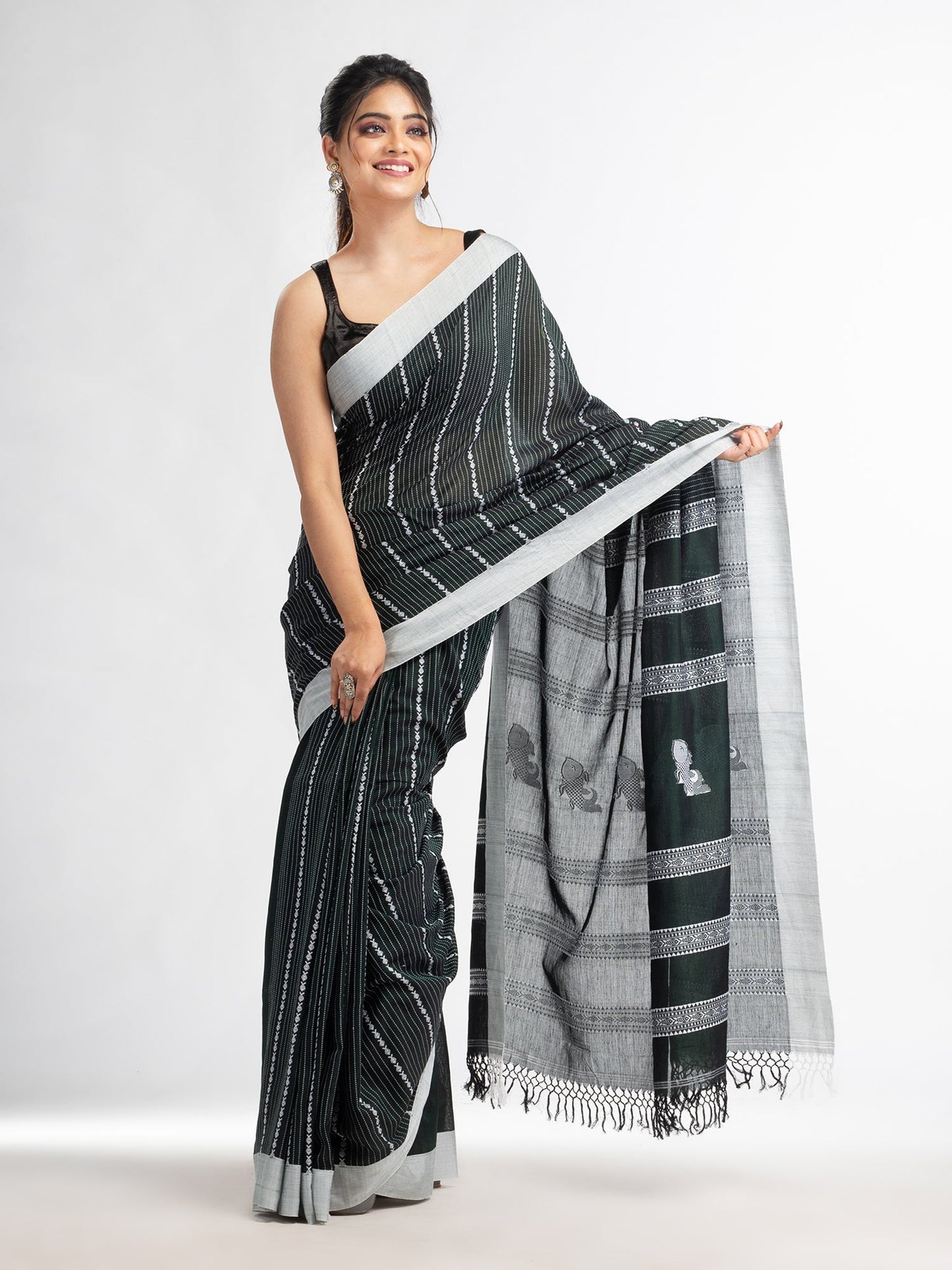 Women's Bottle green all body small fish design with fish design pallu in solid border handwoven cotton saree