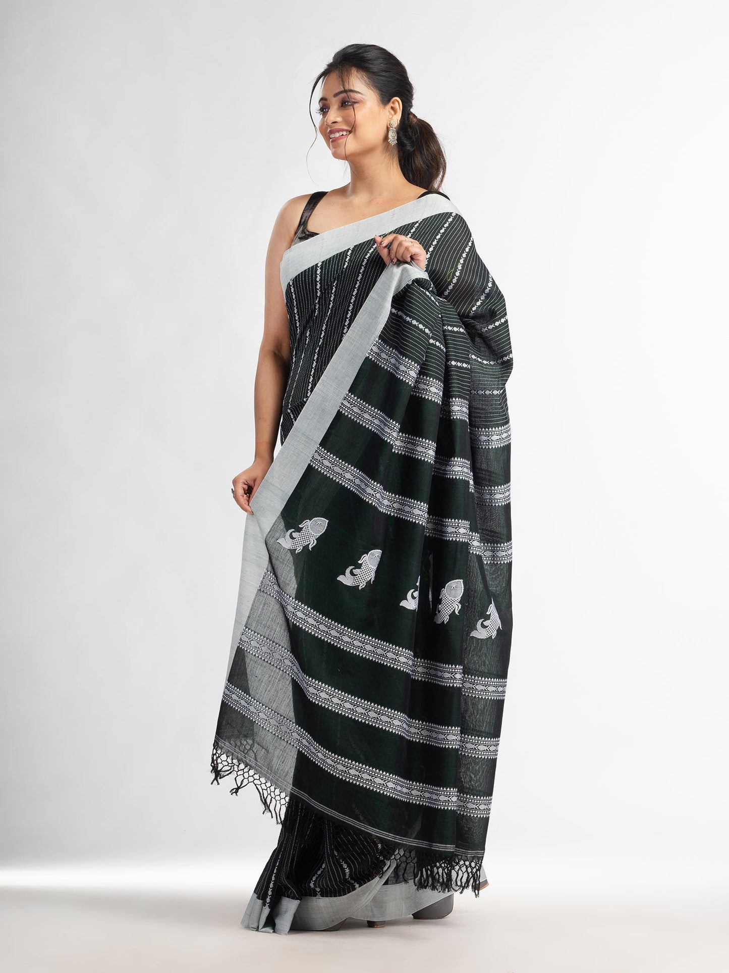 Women's Bottle green all body small fish design with fish design pallu in solid border handwoven cotton saree