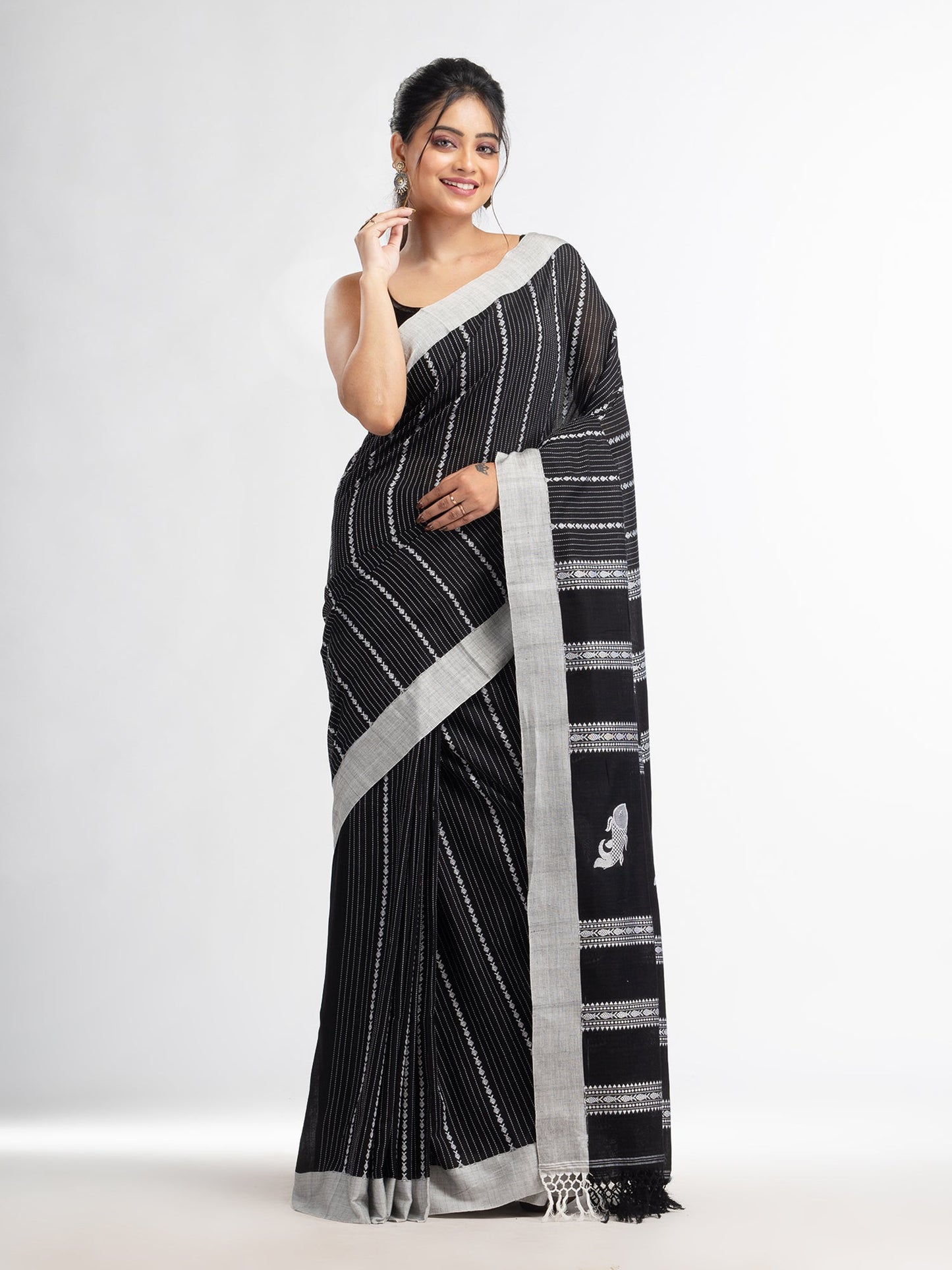 Women's Black all body small fish design with fish design pallu in solid border handwoven cotton saree