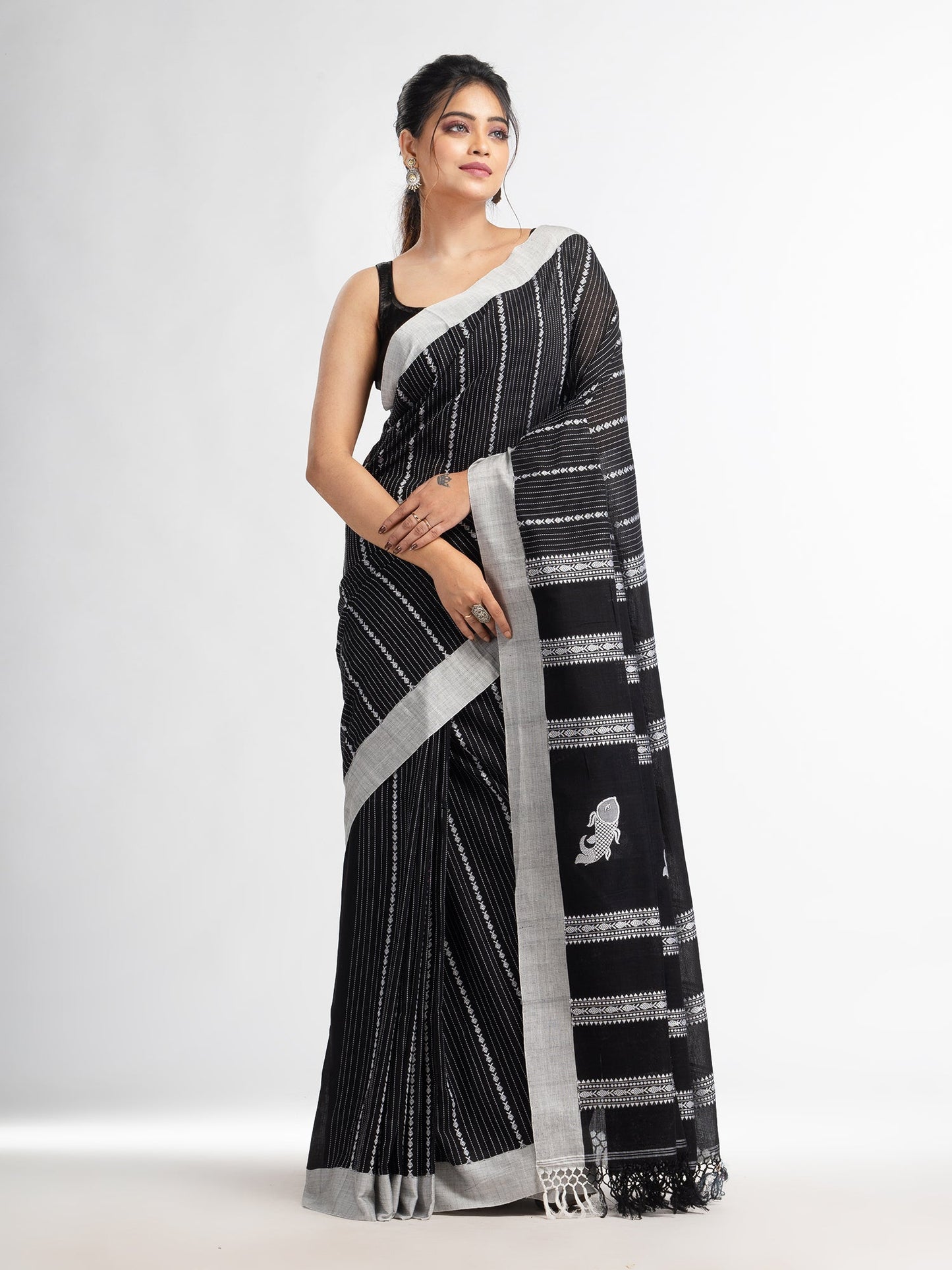 Women's Black all body small fish design with fish design pallu in solid border handwoven cotton saree