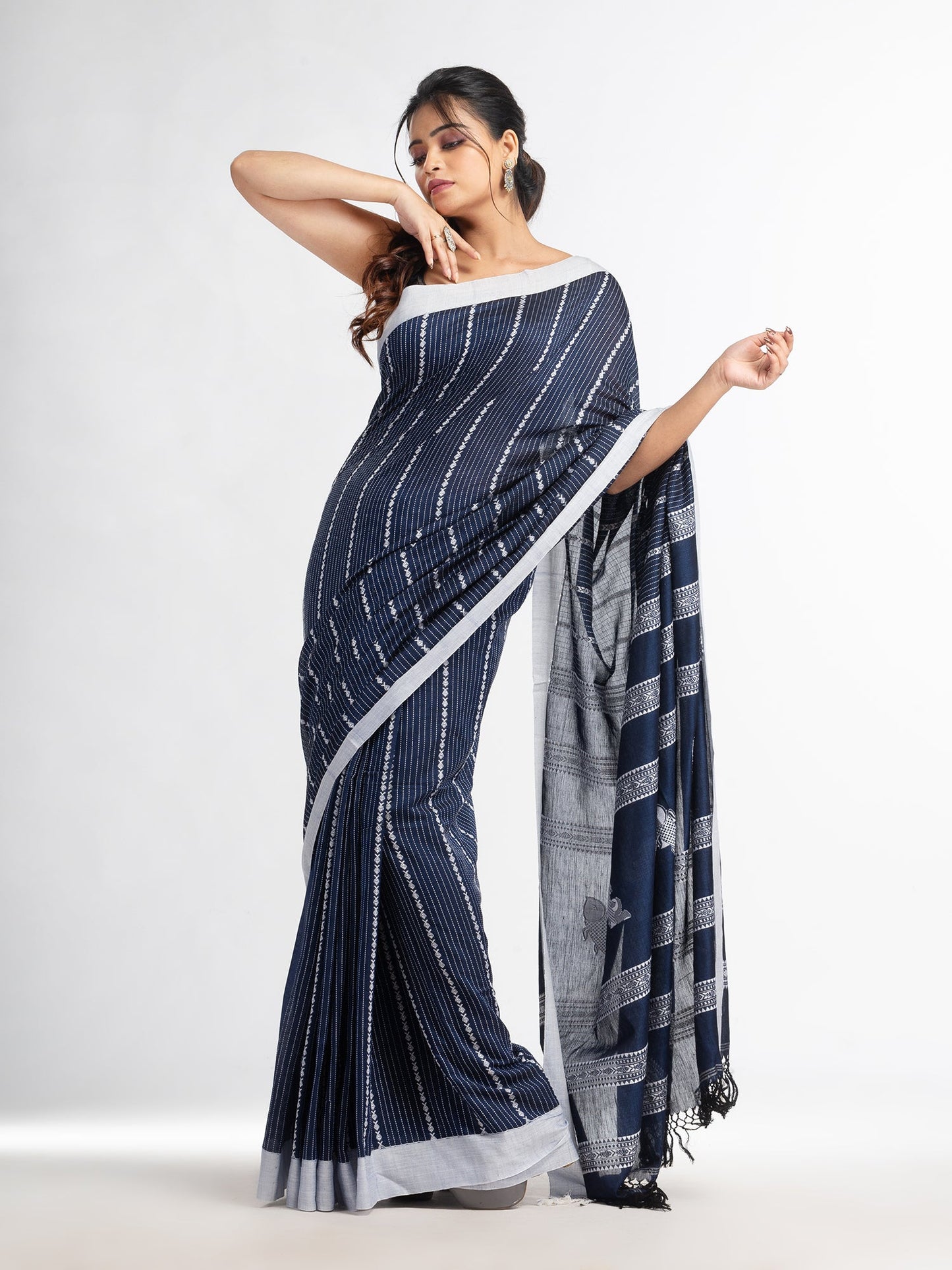 Women's Nevy Blue all body small fish design with fish design pallu in solid border handwoven cotton saree