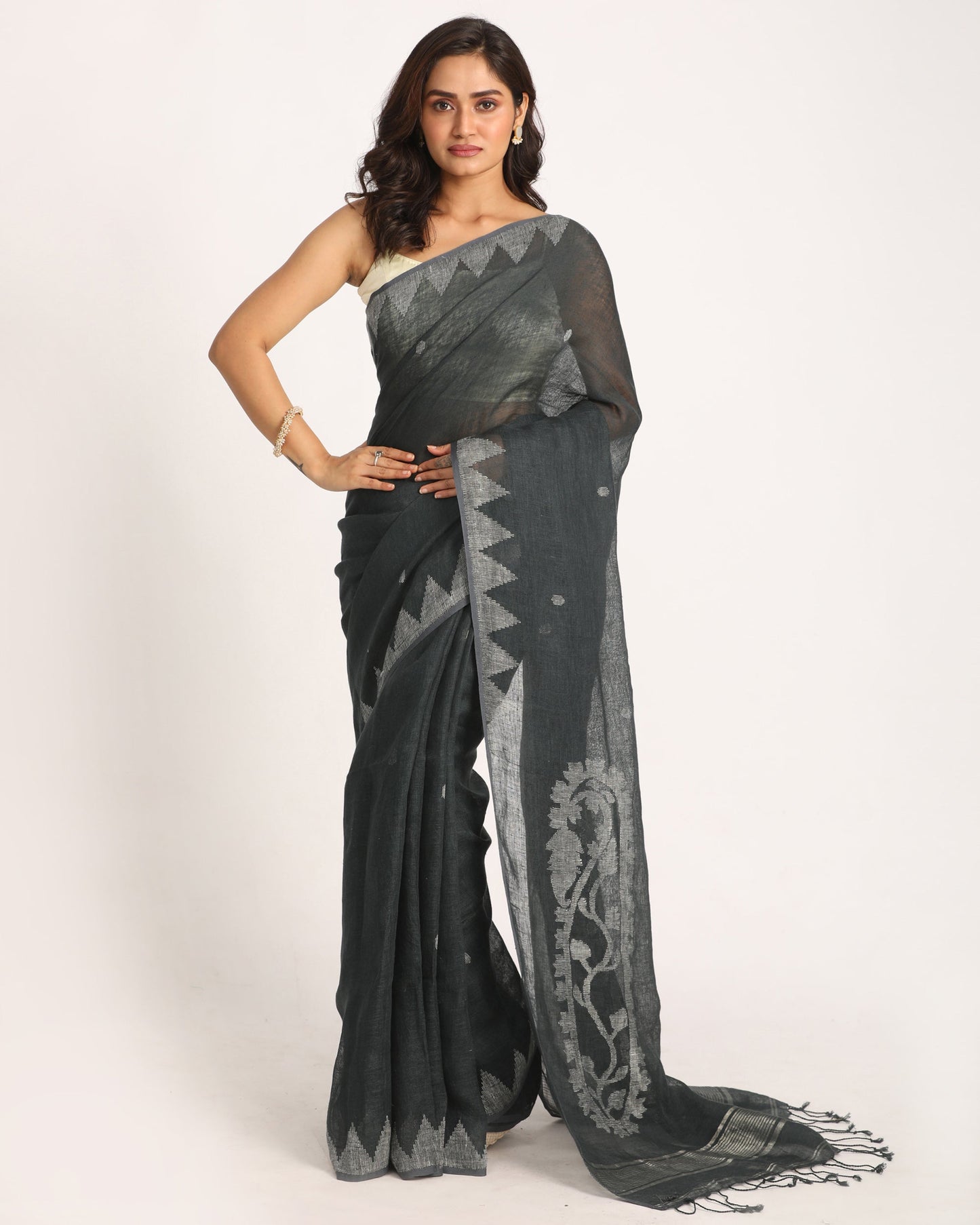 Women's Black & White Traditional Handloom Linen Jamdani Saree