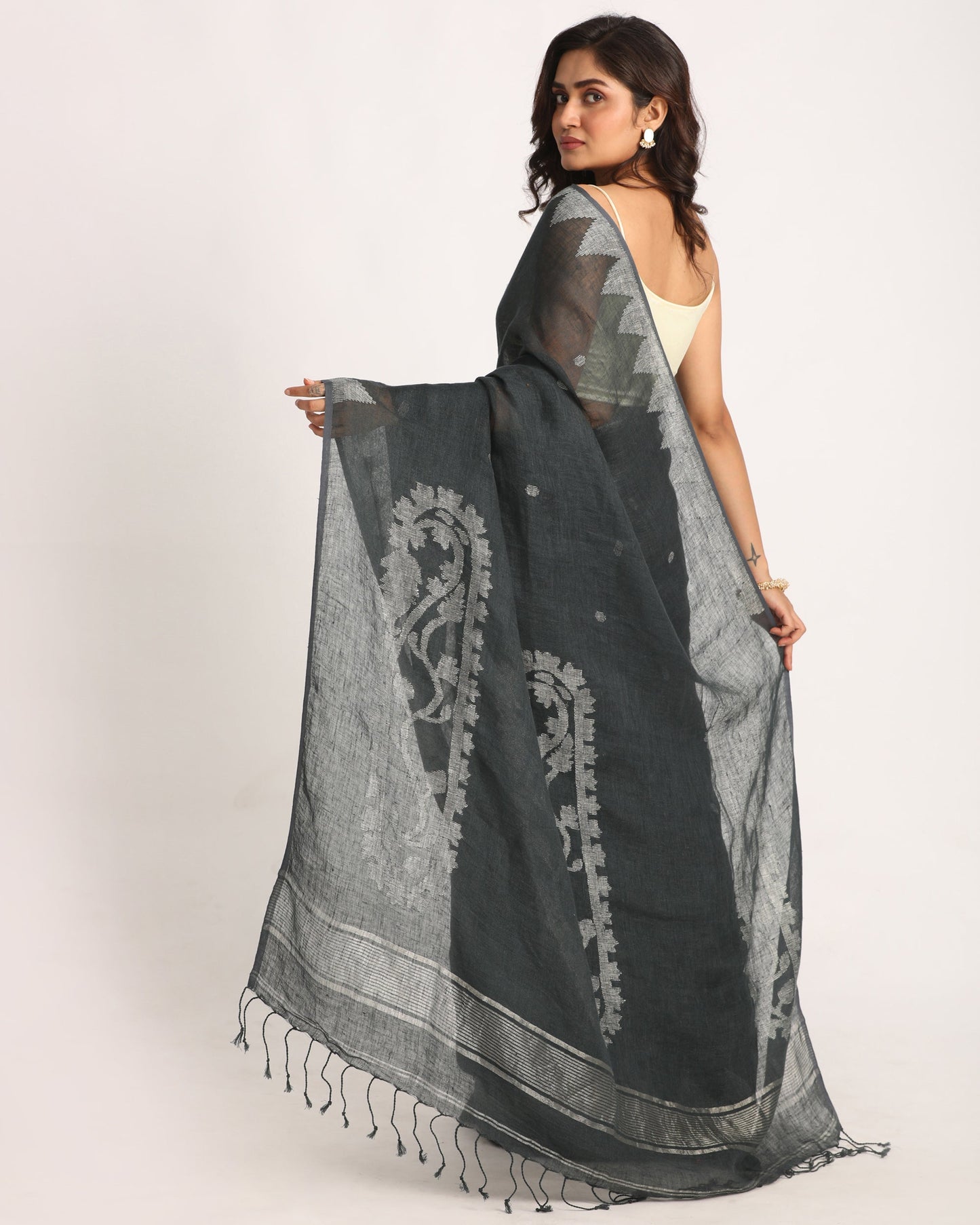 Women's Black & White Traditional Handloom Linen Jamdani Saree