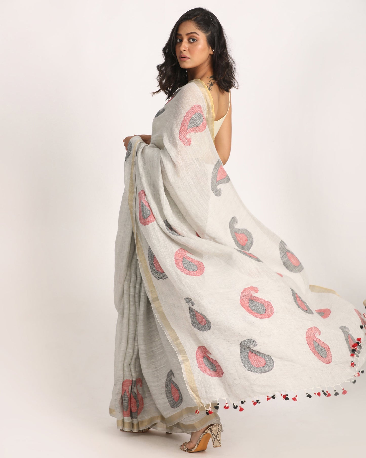 Women's Silver Greytraditional Handloom Linen Jamdani Saree