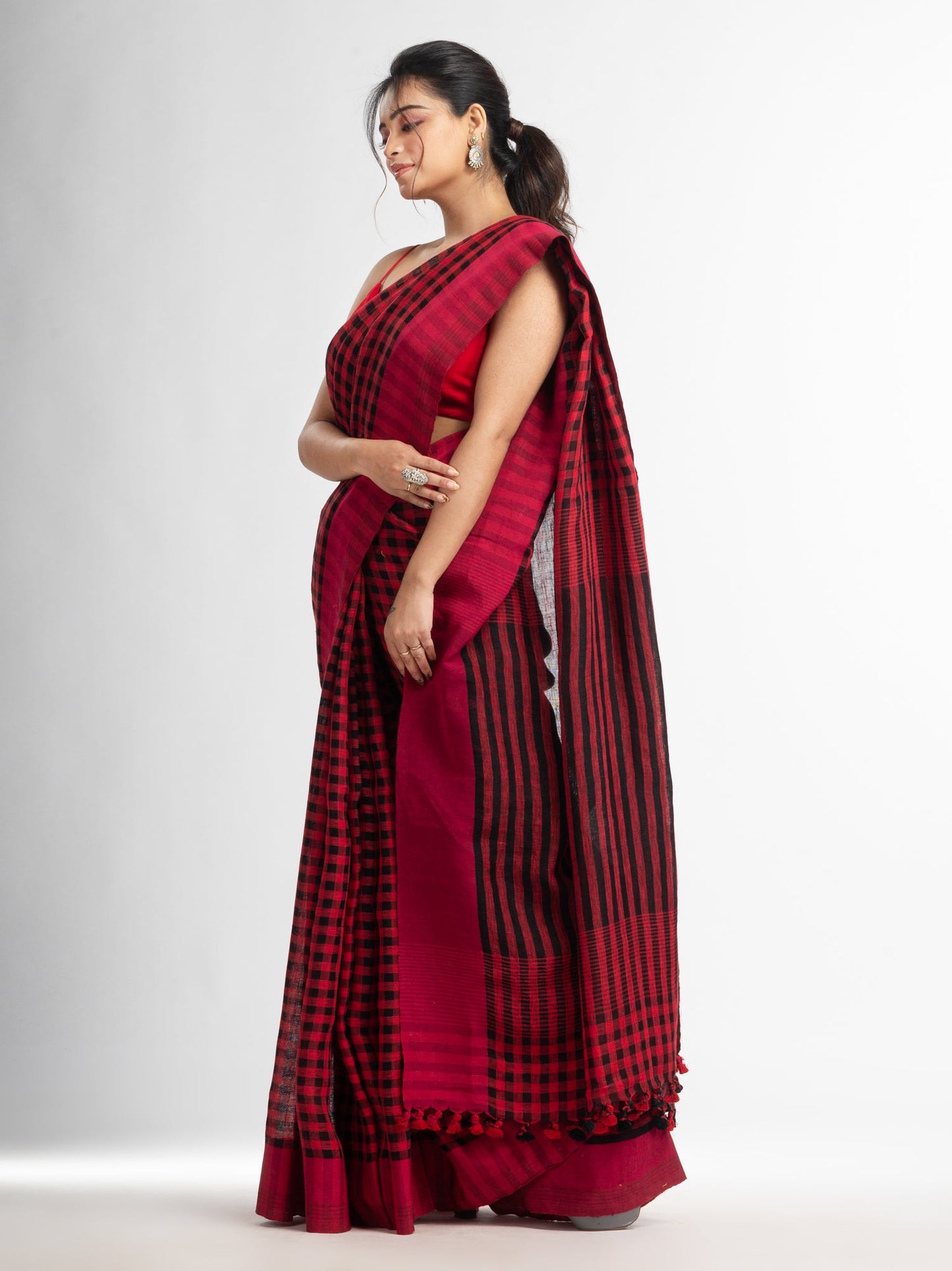 Women's Red and black gamchha check with black pallu in solitd border handwoven linen saree