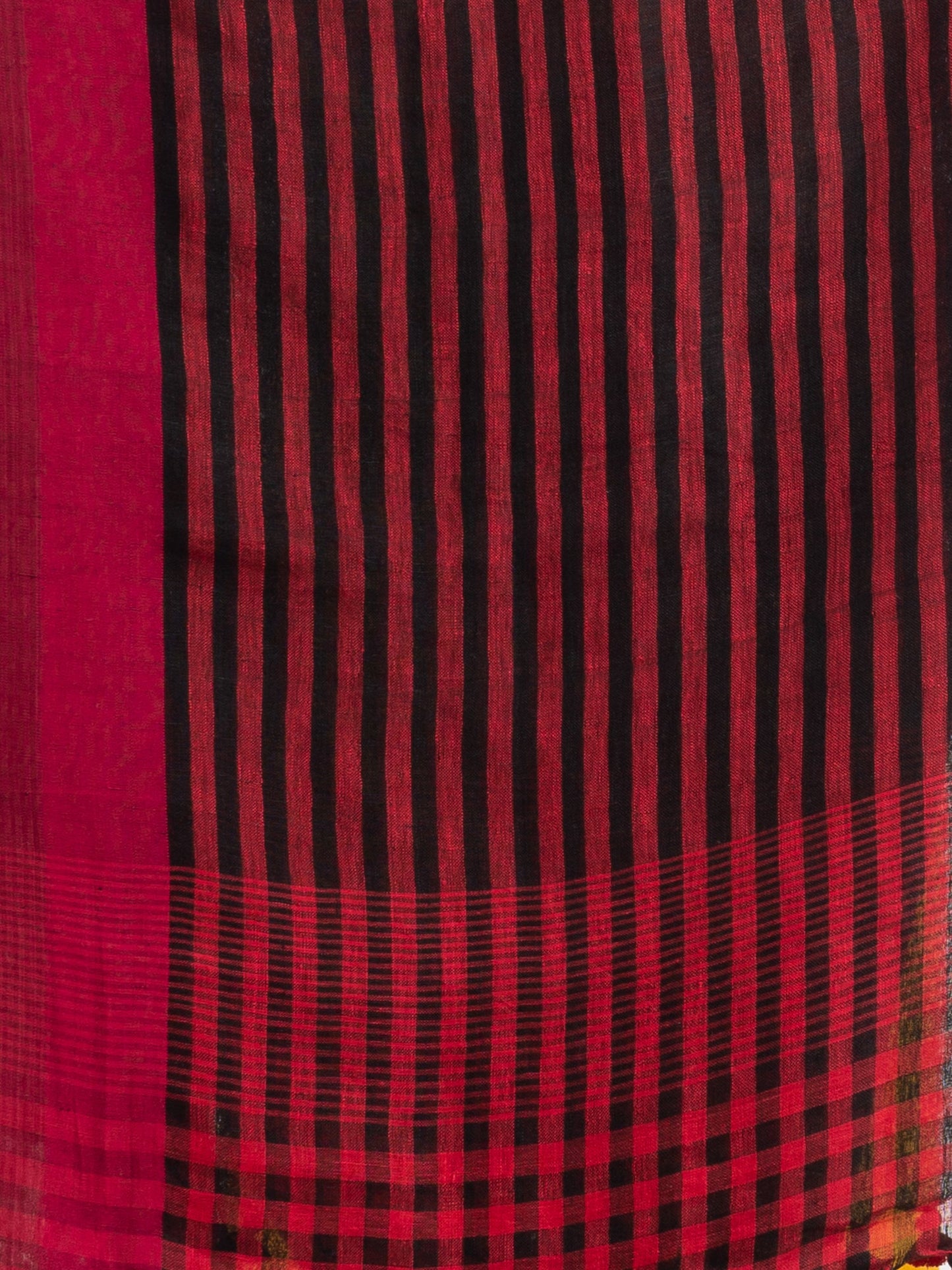 Women's Red and black gamchha check with black pallu in solitd border handwoven linen saree