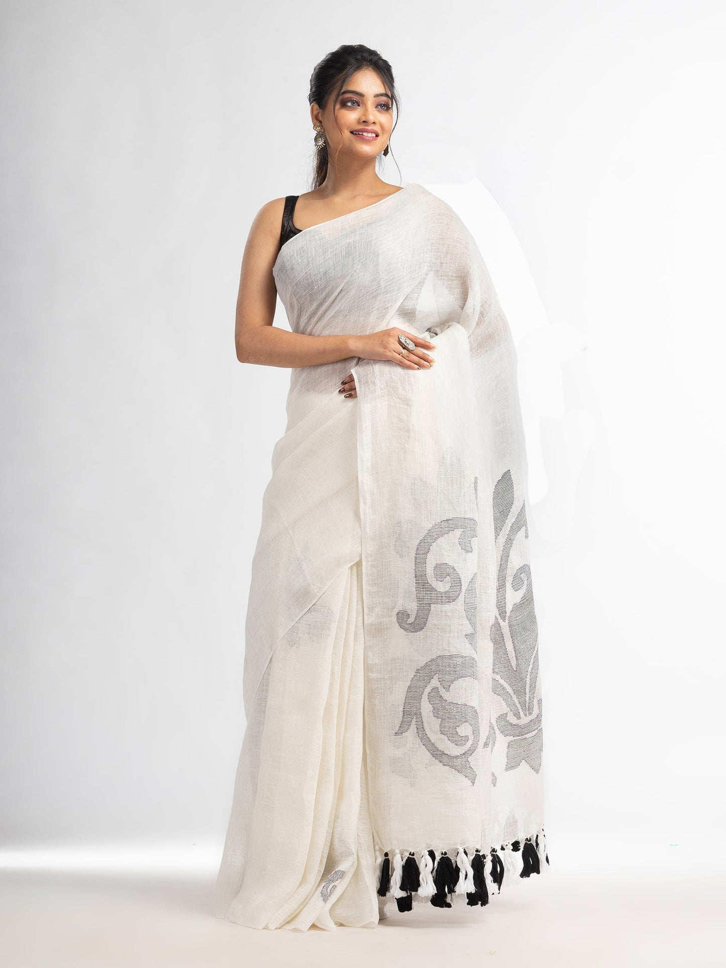 Women's White jamdani handwoven linen saree