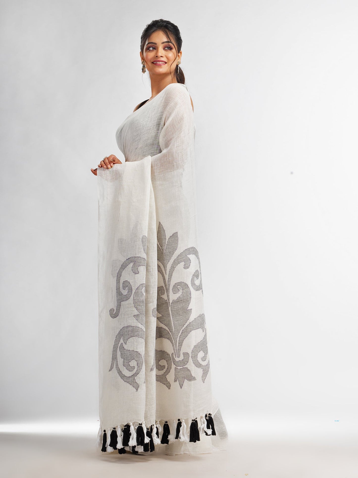 Women's White jamdani handwoven linen saree