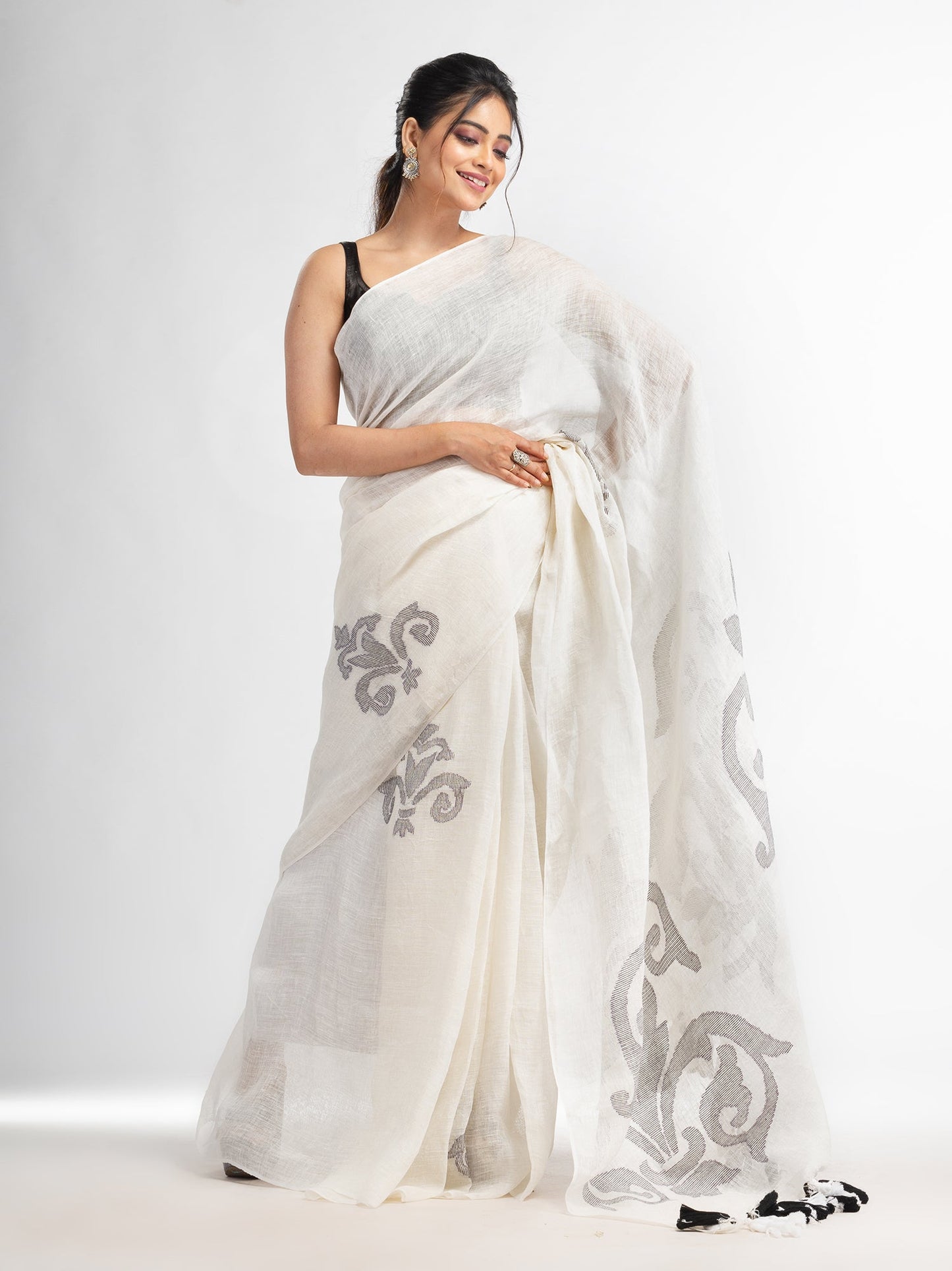Women's White jamdani handwoven linen saree