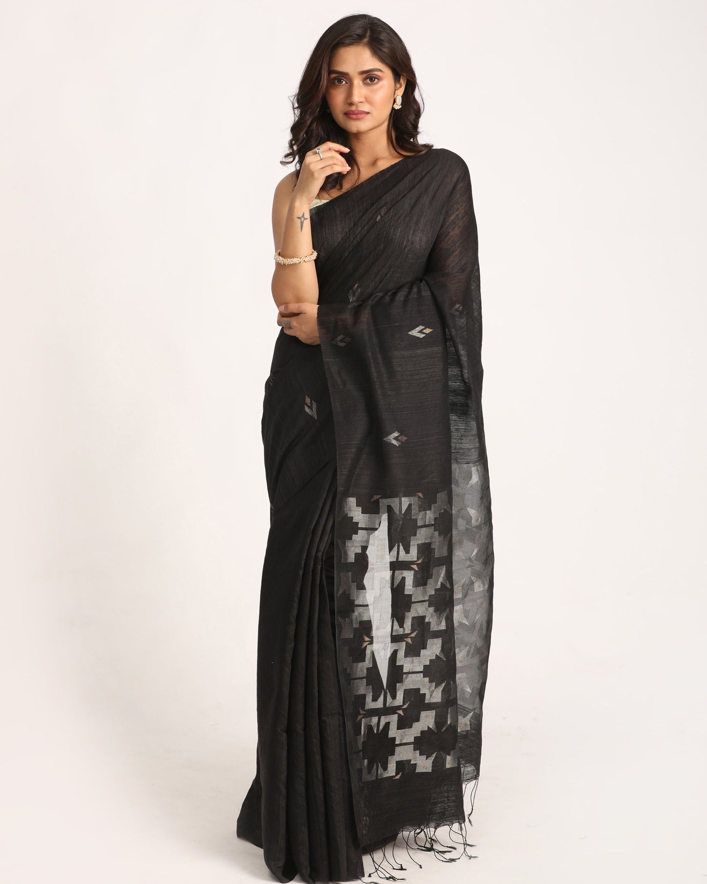 Women's Black Matka Silk Handloom Traditional Jamdani Saree